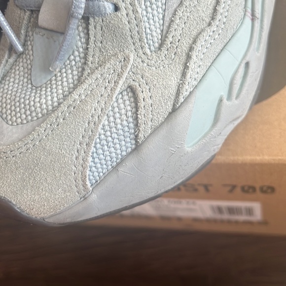 Yeezy Boost 700 Hospital Blue - Picture 10 of 11